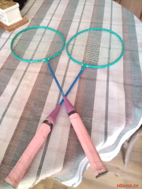 starý, kovový badminton